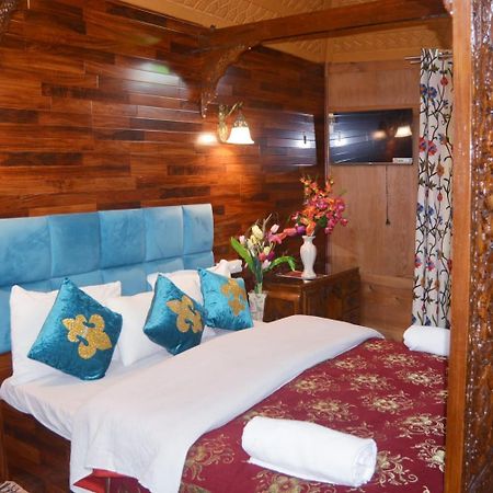 New Lakes Crown Group Of Houseboats Srīnagar Dış mekan fotoğraf