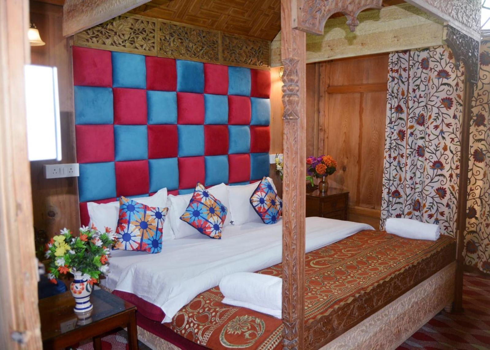 New Lakes Crown Group Of Houseboats Srīnagar Dış mekan fotoğraf