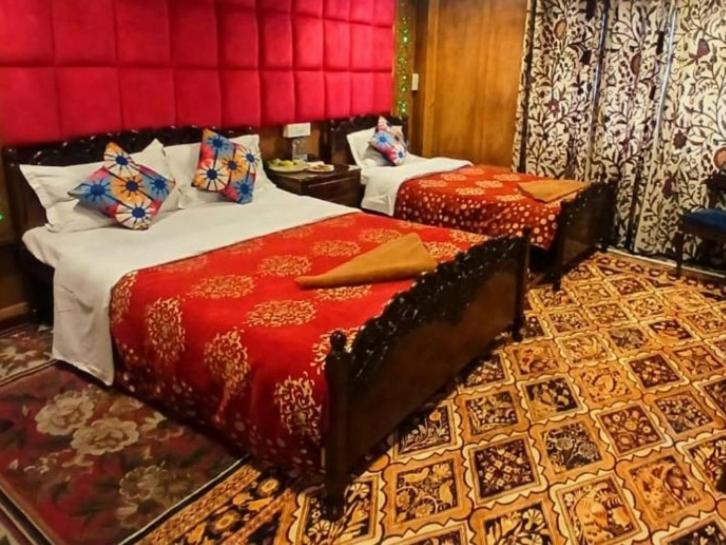 New Lakes Crown Group Of Houseboats Srīnagar Oda fotoğraf